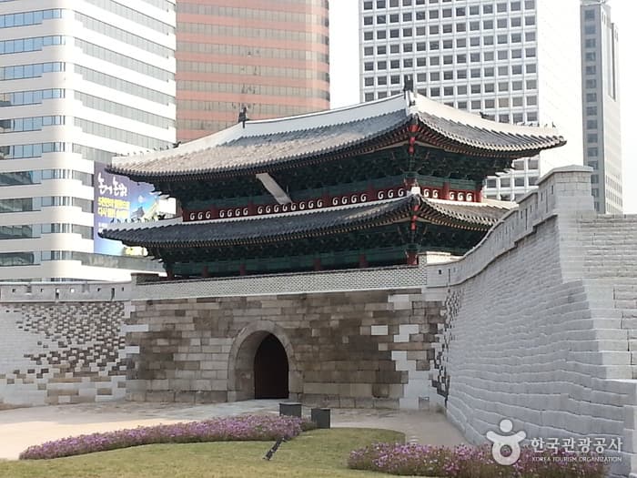 서울의 대문 숭례문과 그 주변의 사람들을 찾아 대표 이미지