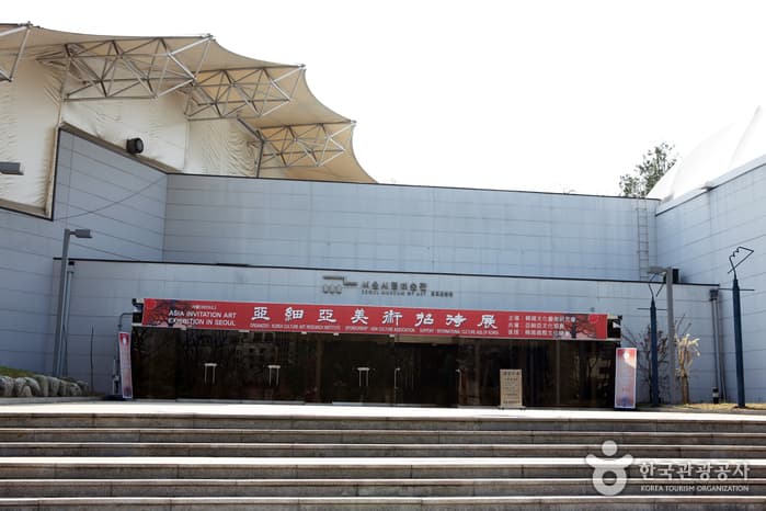 과거와 현재의 시간이 겹쳐진 부암동길 대표 이미지