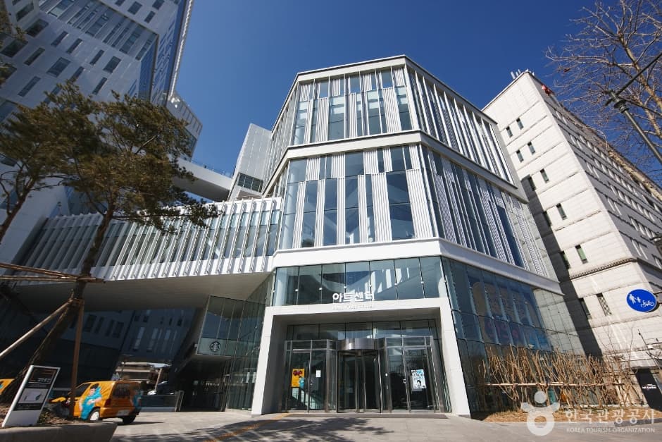 홍익대학교 대학로 아트센터 대표 이미지