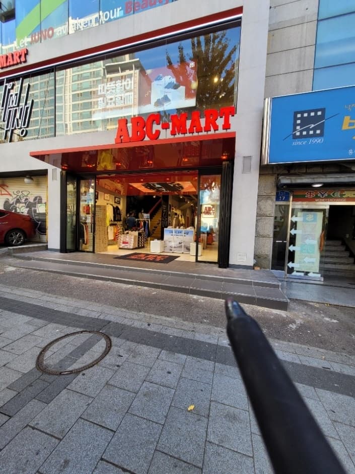 ABC마트 홍대점 대표 이미지