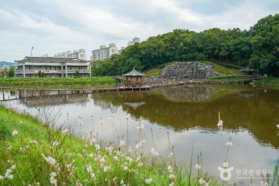 운암지 수변공원 대표 이미지