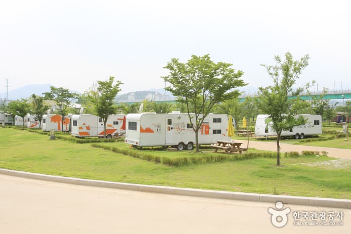 강변 따라 즐기는 오붓한 가족캠핑 대표 이미지