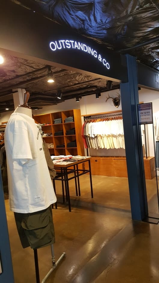 아웃스탠딩 건대커먼그라운드 대표 이미지