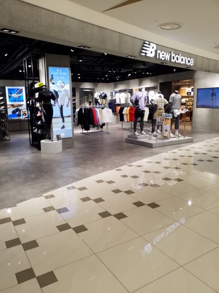 EW 뉴발란스 타임스퀘어 대표 이미지