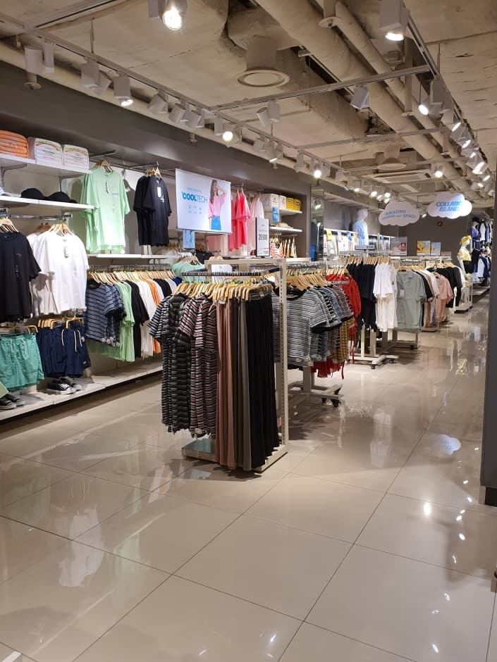 EW 스파오 신촌 대표 이미지