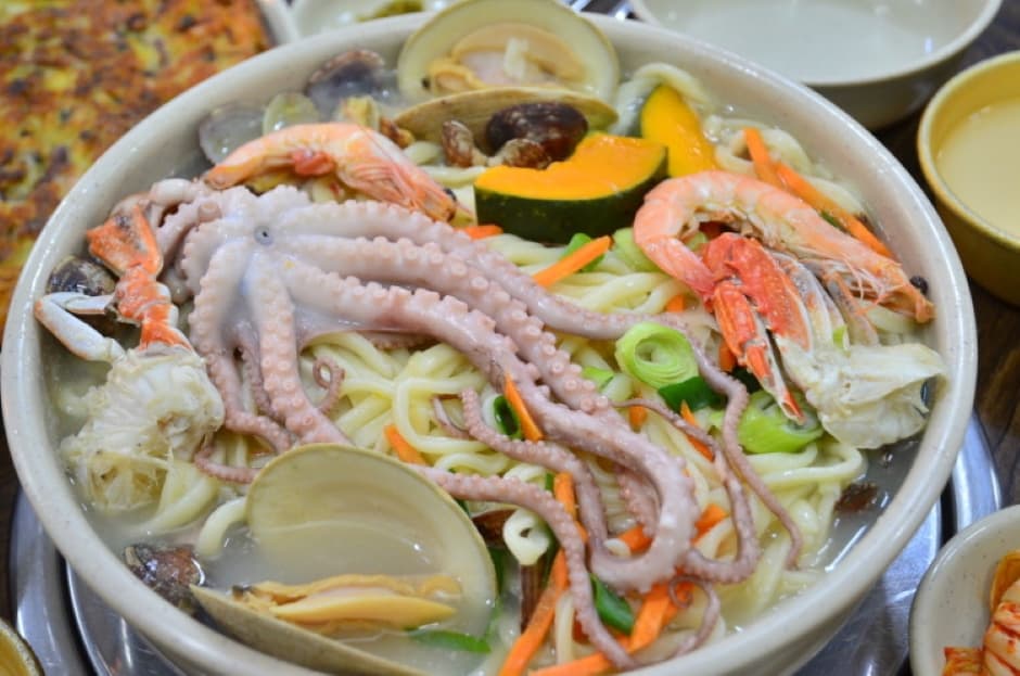 16호원조할머니칼국수 대표 이미지