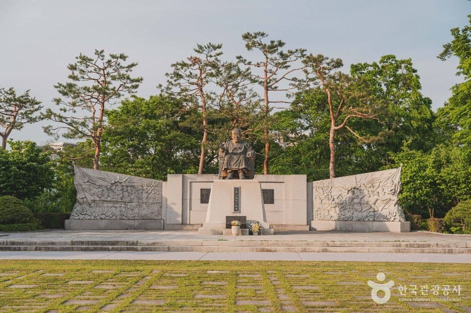 성재 이시영선생 동상 대표 이미지