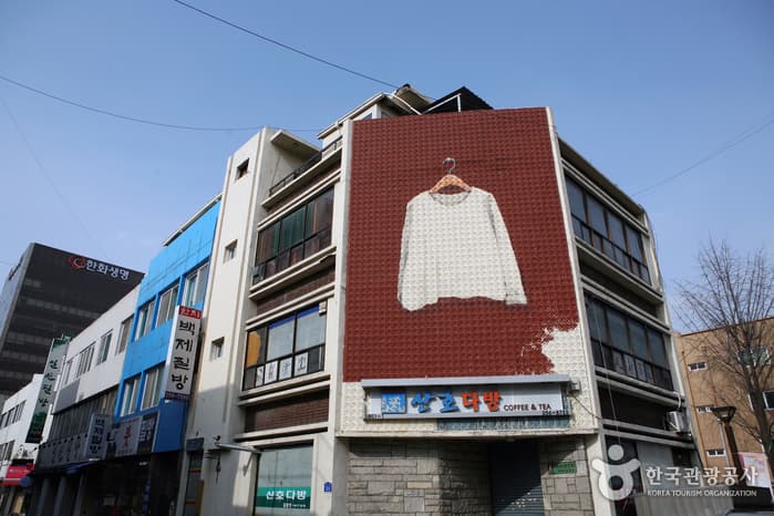 밤의 열기 가득한 도시의 야경 대표 이미지