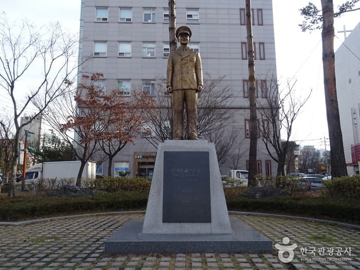윌리엄해밀턴쇼 동상 대표 이미지