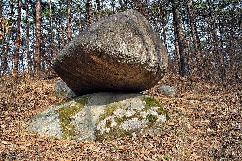 팔봉산 흔들바위 대표 이미지